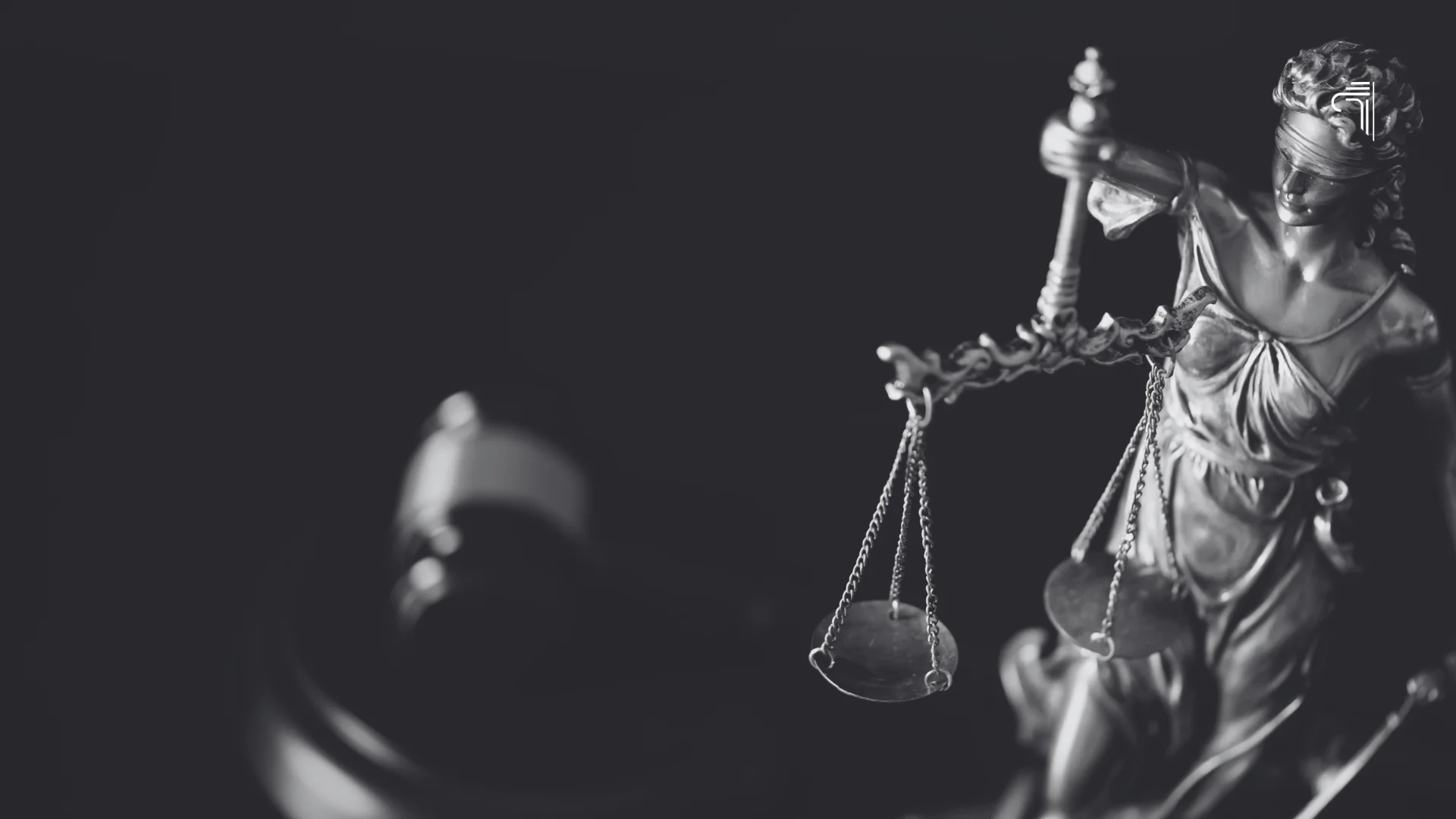 Escritório de advocacia elegante com o brasão da justiça representando o ecossistema integrado de posicionamento digital
